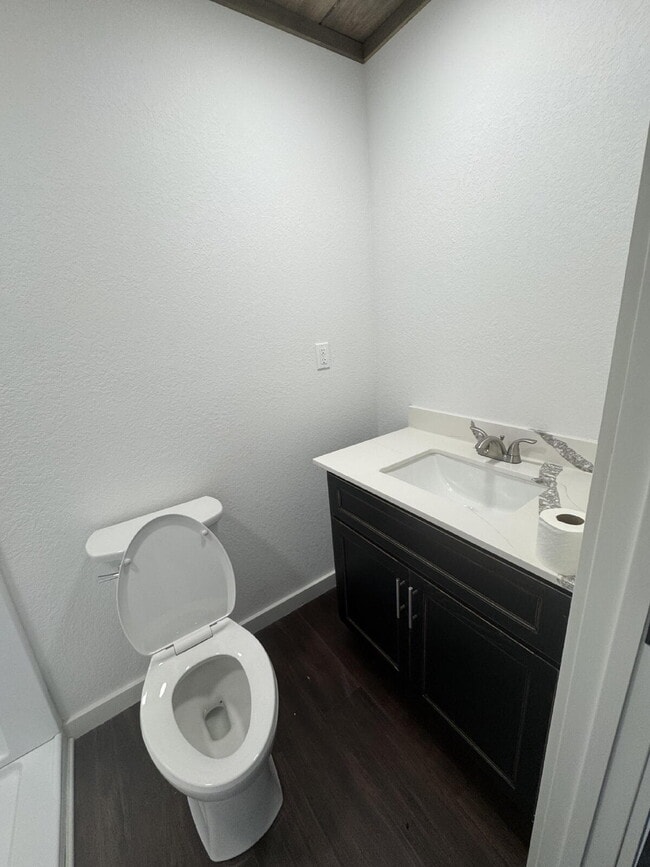 Building Photo - "Charming 2-Bedroom Duplex Retreat on Everett Road Unit B – 2 Full Baths and 1155 Sq Ft of Comfor...