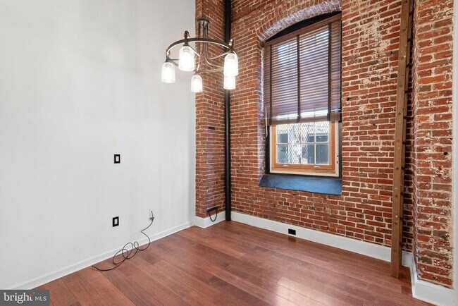Primary Photo - 130-36 N Bread St