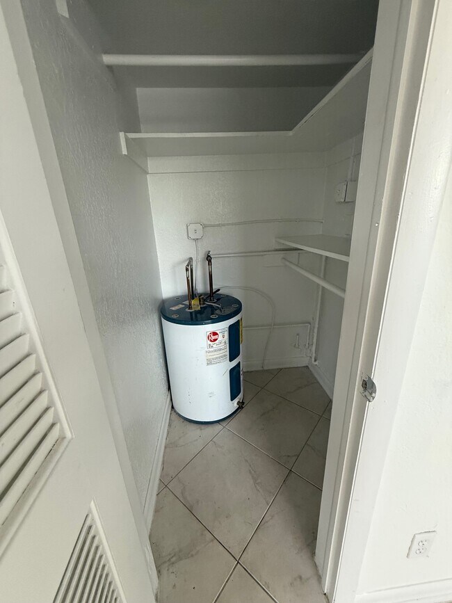 Building Photo - 1244 NE 5th Ter