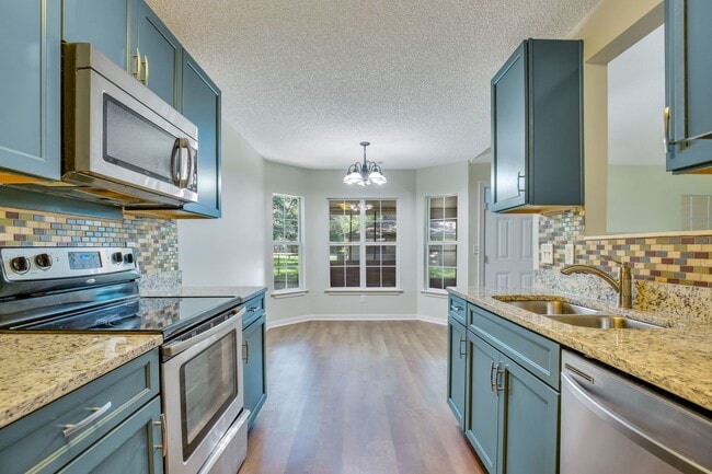 Building Photo - Spacious 3 Bedroom home