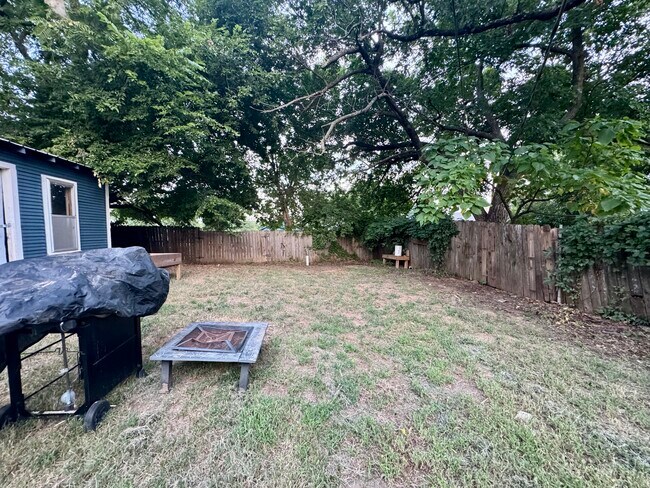 Building Photo - 304 N Cimarron Ave
