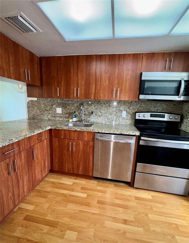 Building Photo - 2762 W 60th St