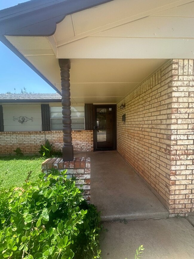 Building Photo - 4 Bed, 2 Bath house w/1 car garage