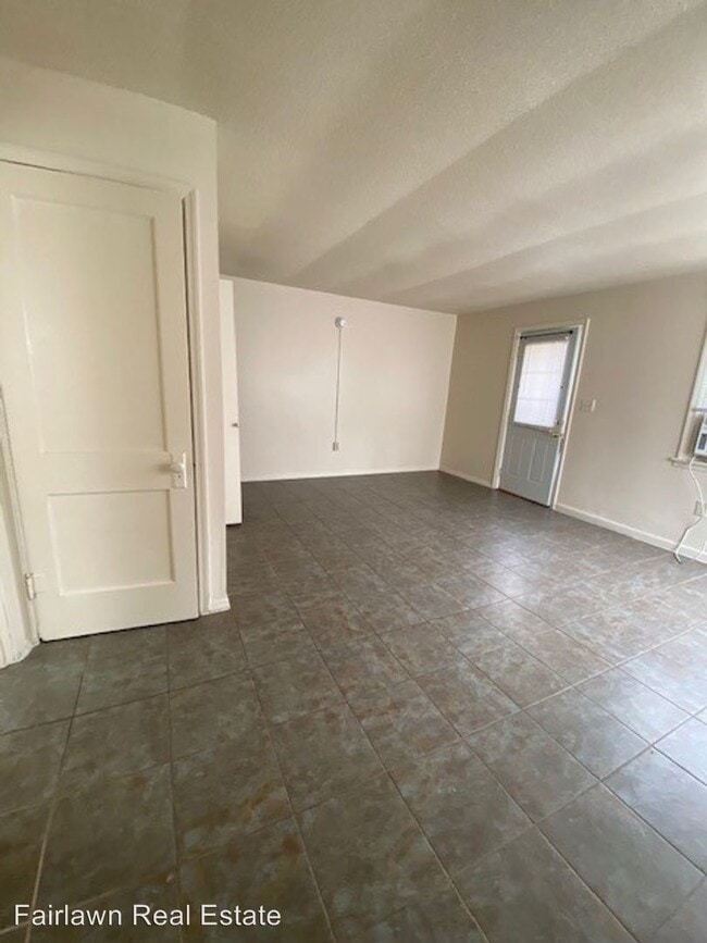 Building Photo - Studio, 1 bath Apartment - 1512 W. Healey St.