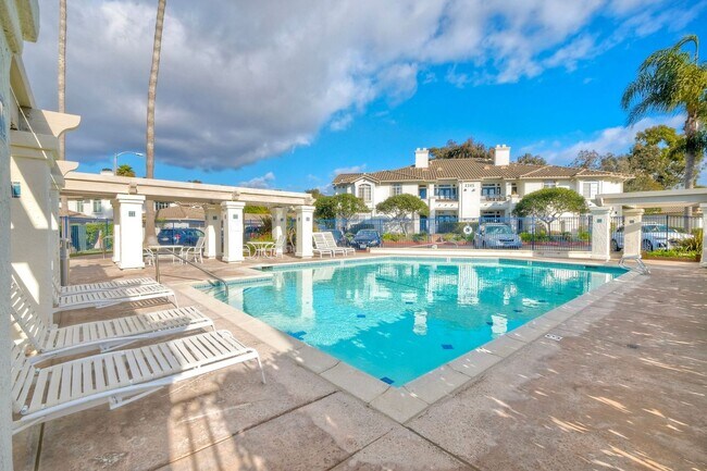 Building Photo - 2Bed/2Bath End Unit in Gated Community~ Ra...