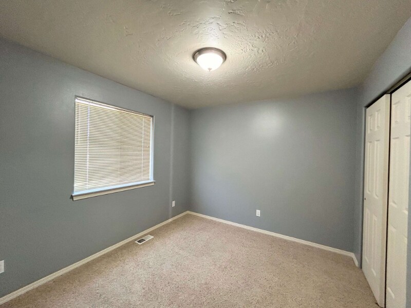 Building Photo - 1129 Golden Pheasant Dr