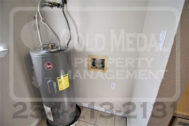 Building Photo - 4801 Cedarhill Cir