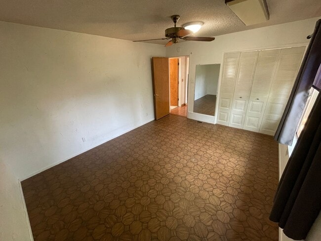 Building Photo - Paradise Oasis-3 bed 2 bath home, Back yard, covered deck, garage, no cats