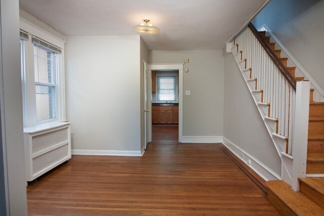 Building Photo - ? ? ? UPDATED 3 BEDROOMS & 1.5 BATH HOME L...