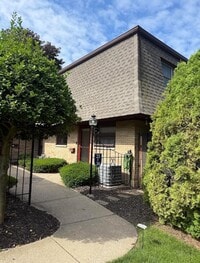 Building Photo - 2727 S Lakeshore Dr