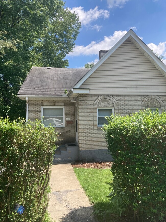 Front - 606 Freeport Rd