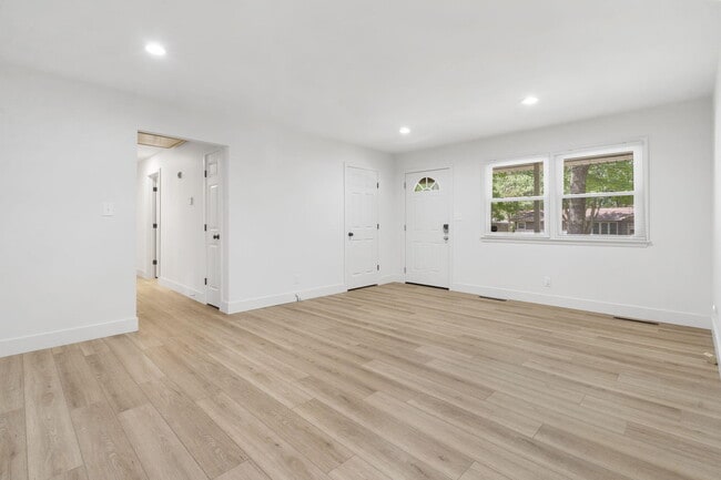 Building Photo - 2302 S Hampton Ave