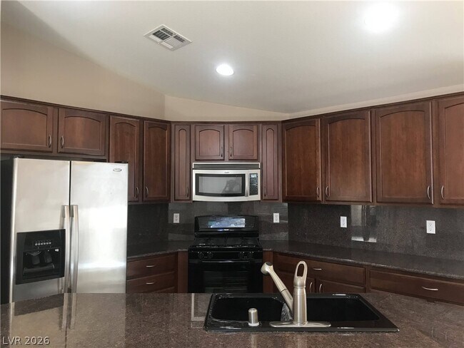 Building Photo - 5916 Baronne Prevost St