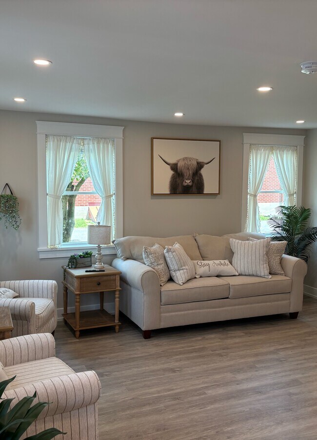 Building Photo - Main St