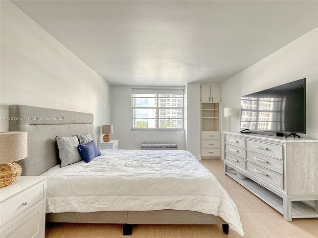 Building Photo - 5701 Collins Ave