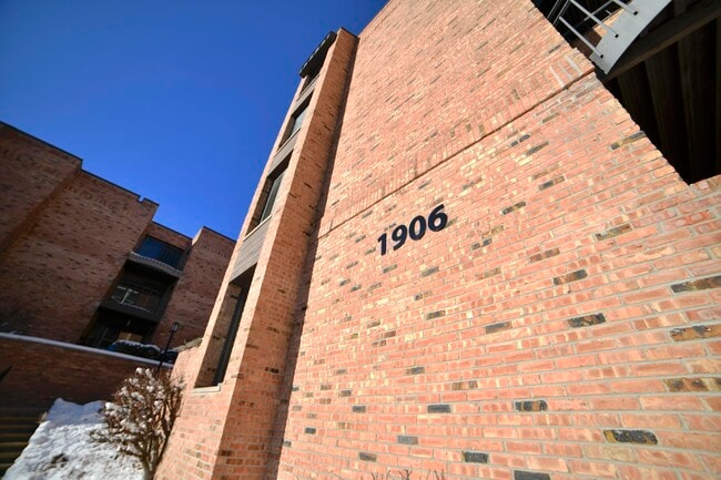 Primary Photo - 1906 E Shorewood Blvd