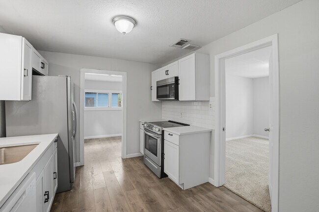 Building Photo - 505 E Heron St