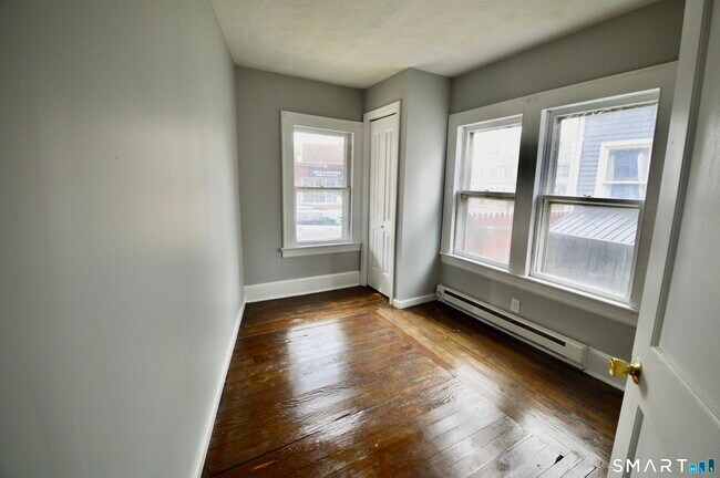 Building Photo - 2310 Barnum Ave