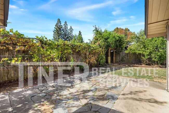 Building Photo - 639 Flower Dr