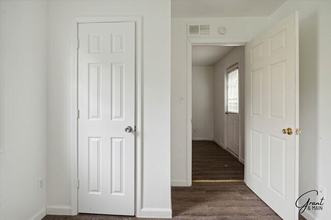 Building Photo - $1,300/month - 3 Bed 1 Bath