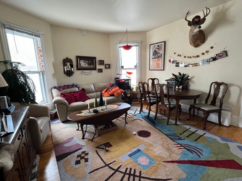 Building Photo - 1111 E Johnson St