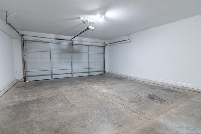 Building Photo - 705 E 96th St