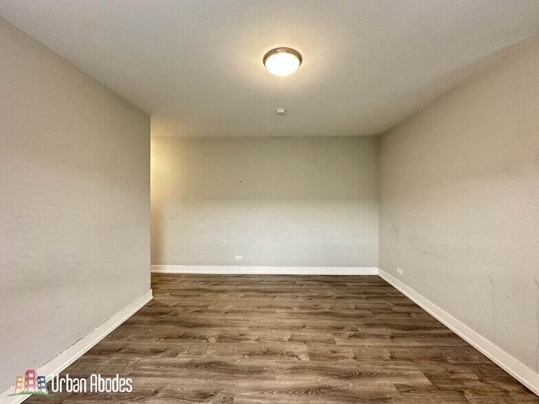 Building Photo - 703 W Brompton Ave