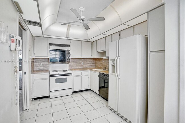 Building Photo - 535 Oaks Dr