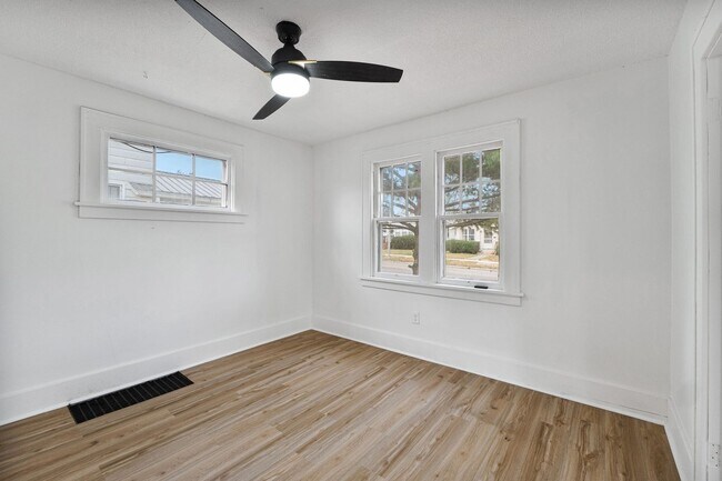 Building Photo - COMING SOON - 3 BEDROOM HOUSE ON SPRING ST