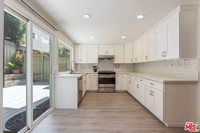 Building Photo - 10227 Autumn Leaf Cir