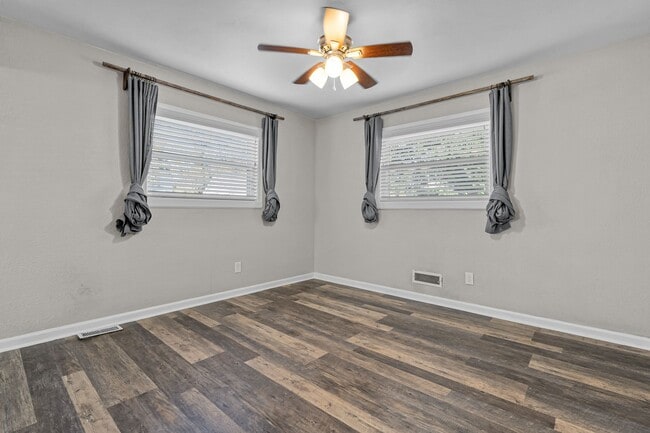 Building Photo - Spacious 4-Bedroom Home with Modern Updates