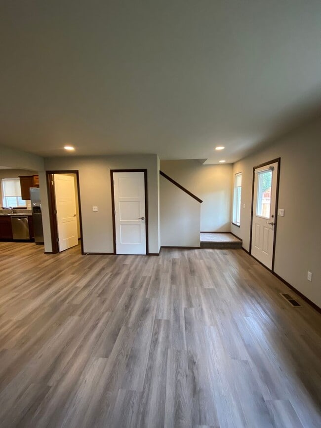 Building Photo - Beautiful 3 Bedroom 2.5  Bathroom Townhome w/ 2-car Garage - in the Eastmont School District!