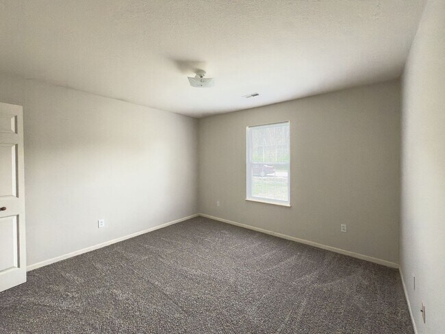 Building Photo - 2563-2563 E Morris Dr