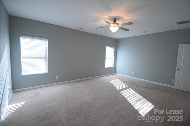 Building Photo - 3296 Saddlebrook Dr