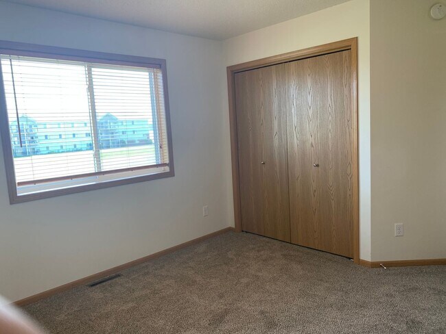 Building Photo - Spacious 4 Bedroom Townhome in Great Neigh...