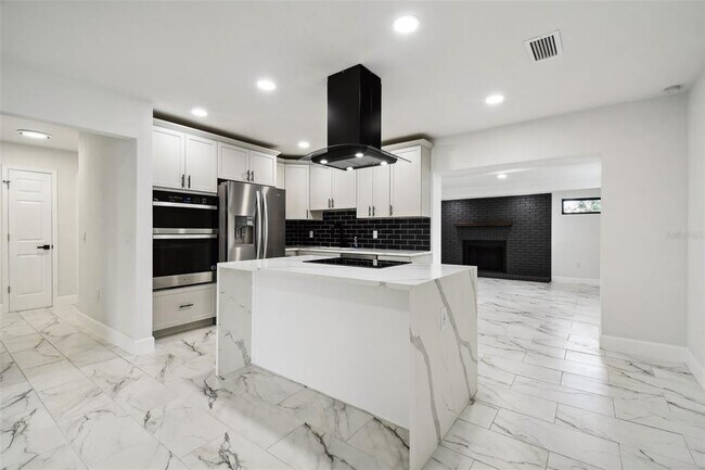 Building Photo - 4910 N Darby Ave