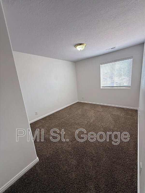 Building Photo - 1947 E 40 S Cir