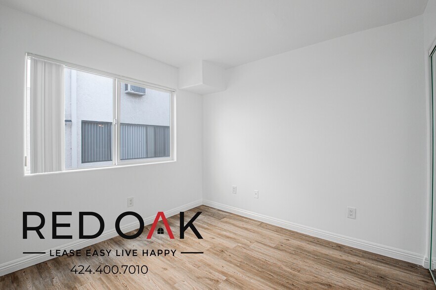 Building Photo - 326 S Westlake Ave