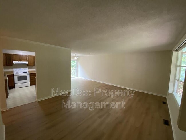Building Photo - 104 Waverly Dr