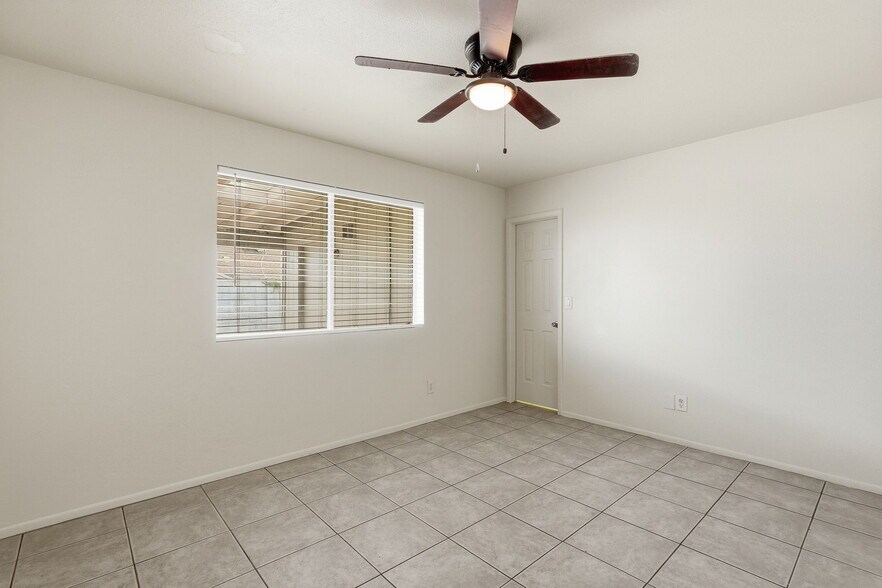 Building Photo - 4731 W Paradise Ln