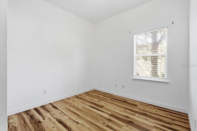 Building Photo - 605 Golden Lake Loop