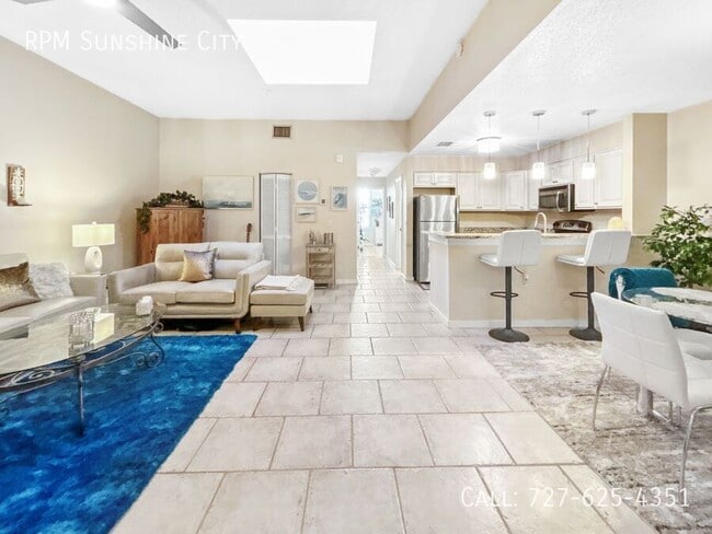 Building Photo - 701 Mirror Lake Dr N