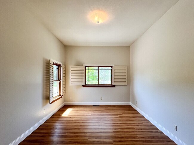 Building Photo - Charming Two Bedroom Country House with Vi...