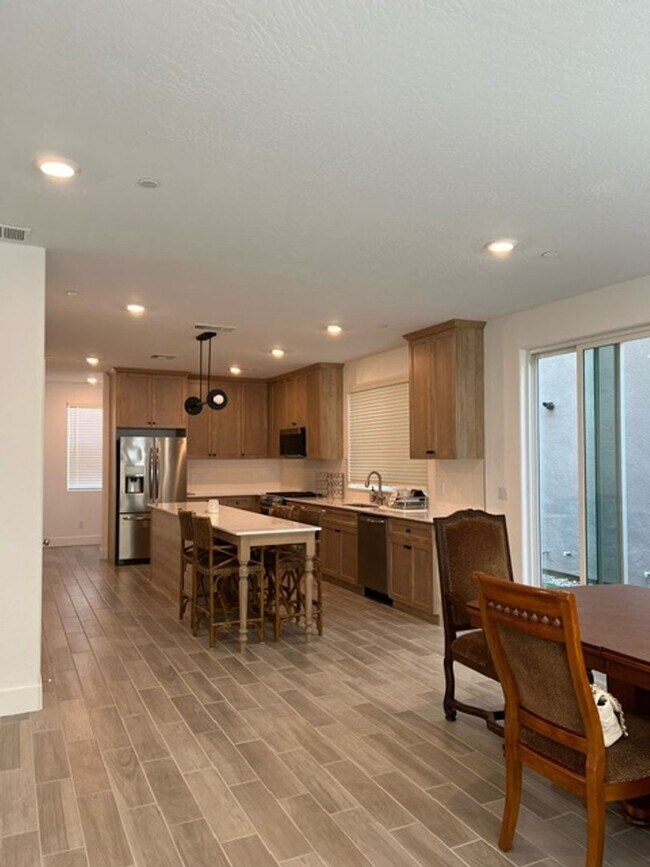 Building Photo - Beautiful Newer 3 Bedrooms 2.5 Baths Home with SOLAR!!!