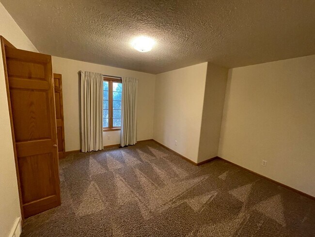 Building Photo - Spacious Duplex near Manhattan Country Club!