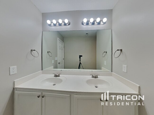 Building Photo - 1802 Bellwick Dr