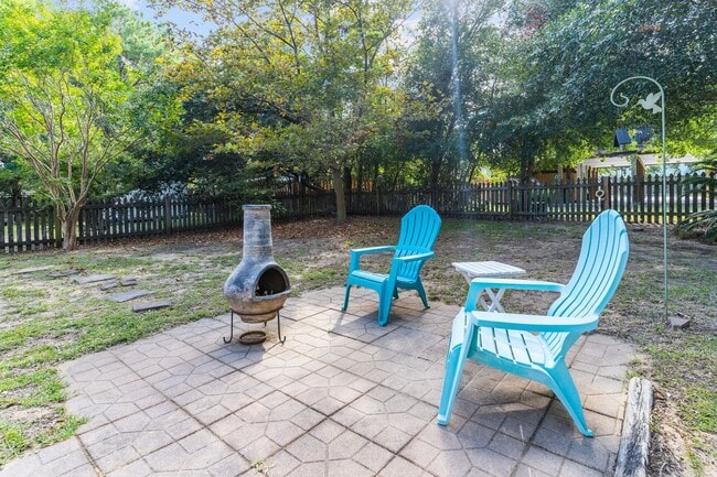 Building Photo - PERFECT "WORK FROM HOME" LOCATION FOR JAN-MAY of 2026