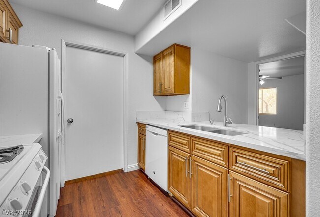 Building Photo - 7885 W Flamingo Rd