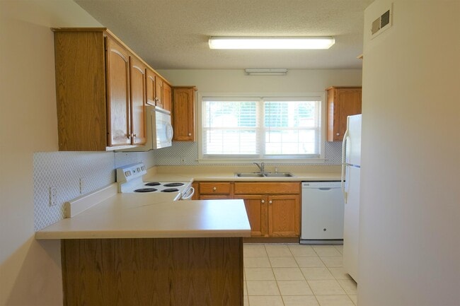 Building Photo - 206 River Oaks Cir