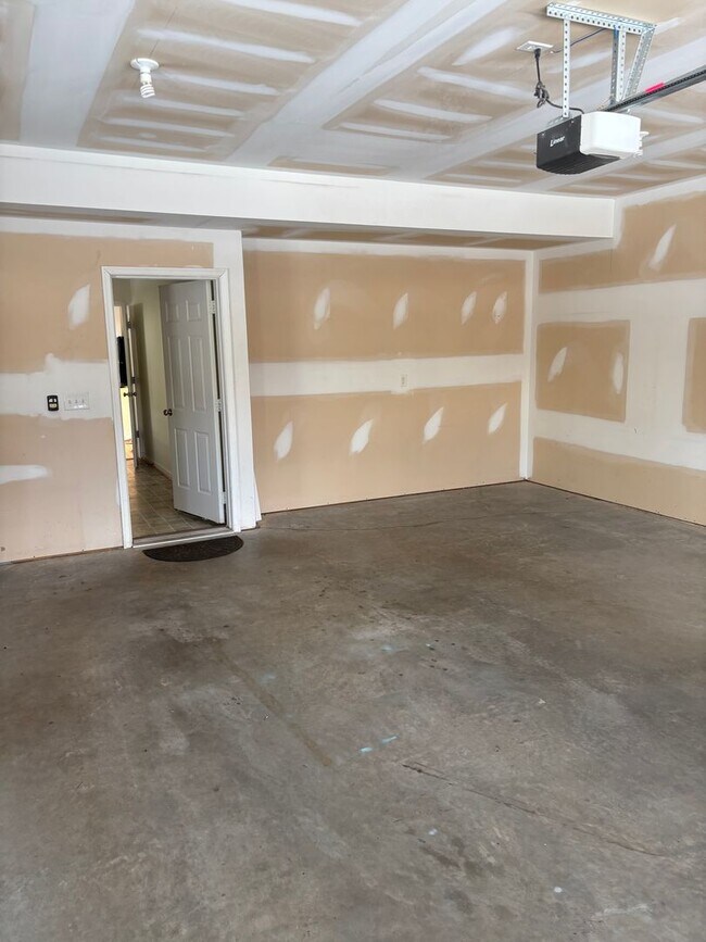 Building Photo - Great Home in Crozet!